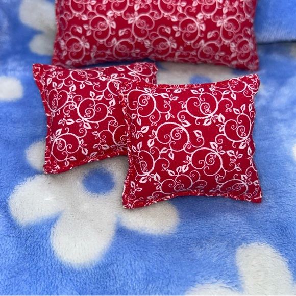 Red and White Decorative Pillow Set - Picture 4 of 7